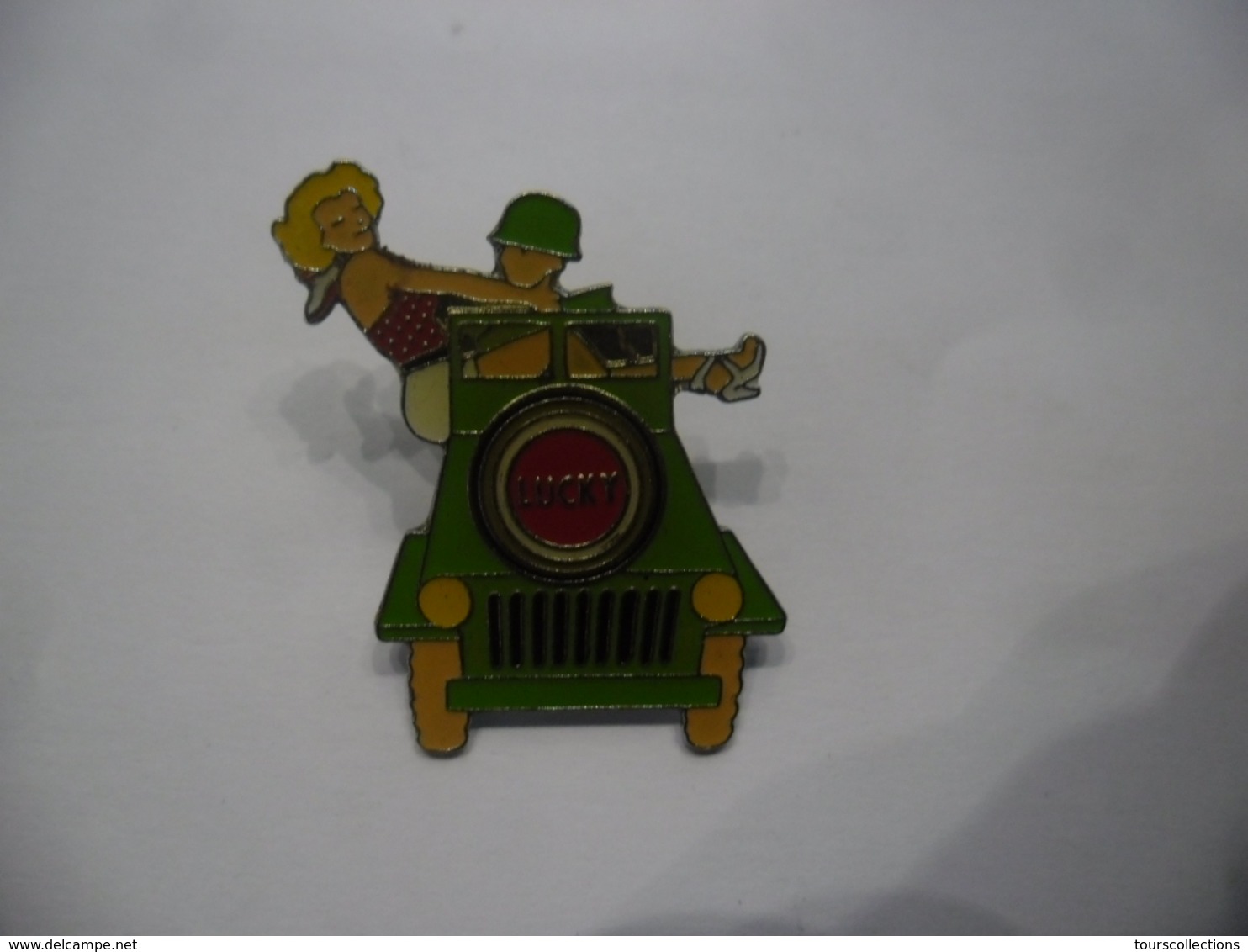 PIN'S PIN'UP LUCKY STRIKE JEEP MILITAIRE @ 28 X 32 Mm - Pin-ups