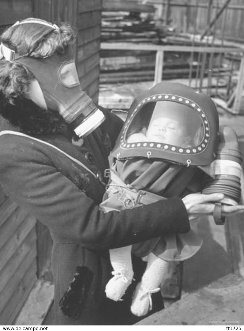 RARE BABY GAS-MASK , BLITZ SUR LONDRES 1940