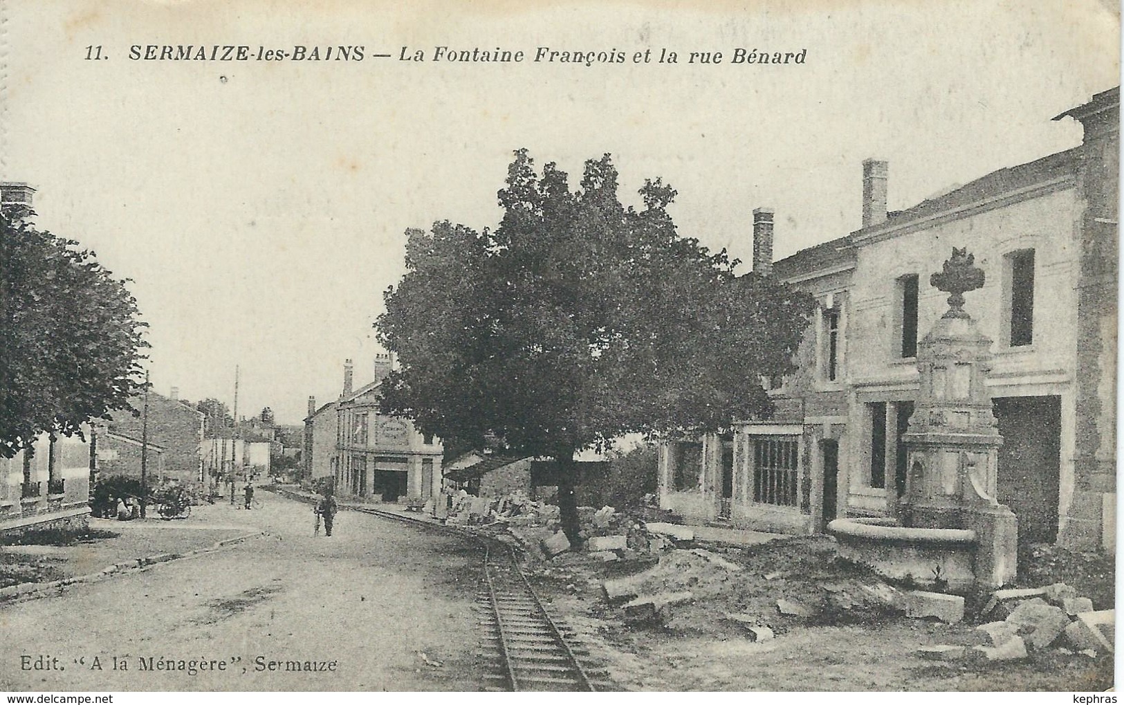 11. SERMAIZE-LES-BAINS : La Fontaine Francois Et La Rue Bénard - Sermaize-les-Bains