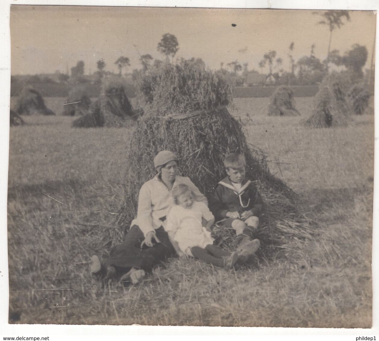 Photo Originale D'une Famille Devant Une Botte De Foin. Non Située Ni Datée. Dimension +/- 11,5 X 10 Cm - Personas Anónimos