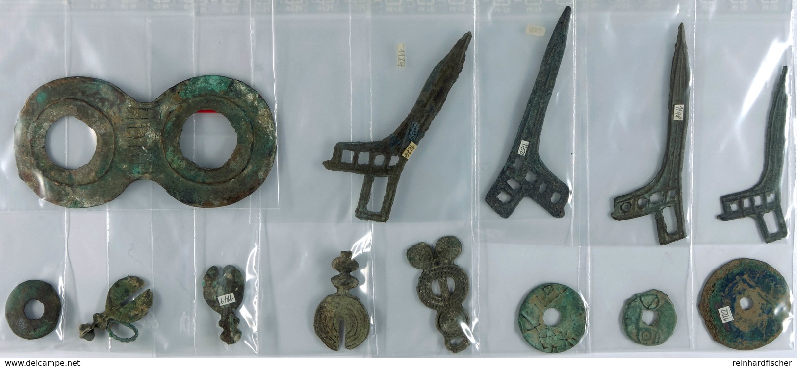 Zhou-Dynastie 1122-220 V. Chr., Lot Von Vier Frühen Æ-Rundmünzen, Vier Æ-Zikaden, Vier Æ-Hellebarden Sowie Ein Stück Rin - Chinesische Münzen