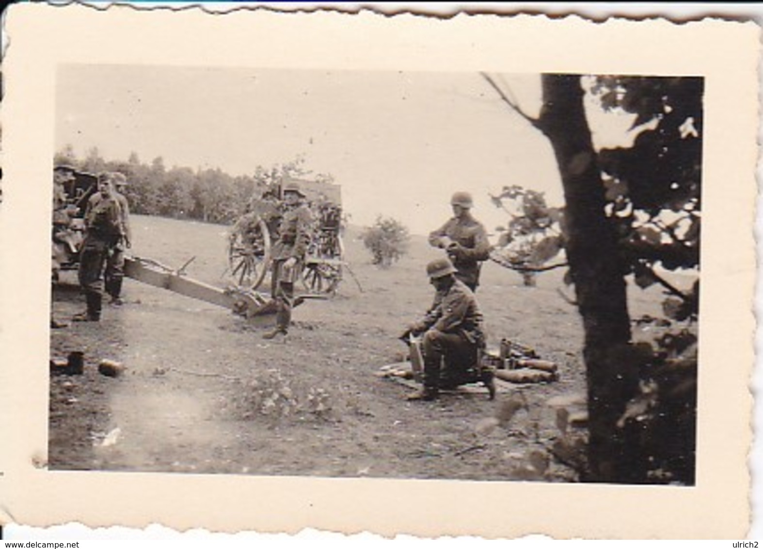 Foto Deutsche Soldaten In Artilleriestellung - Geschütz Protze Granaten  - 2. WK - 6*4cm (37183) - Guerra, Militari