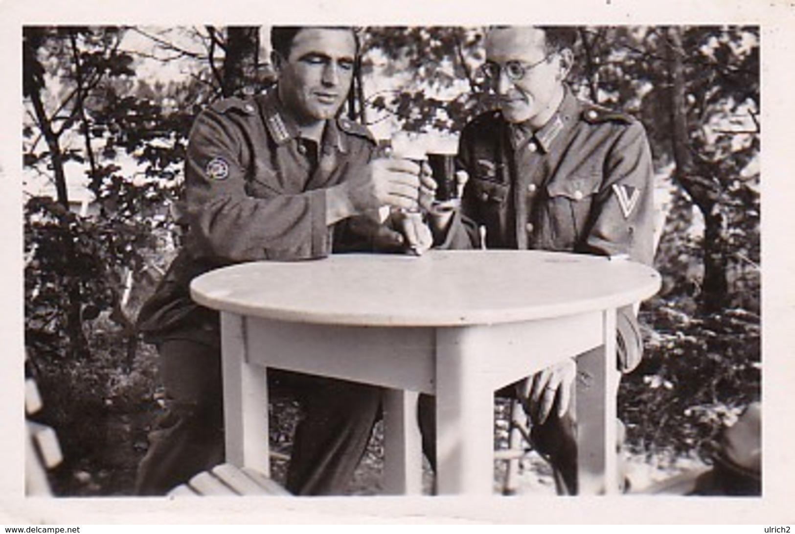 Foto 2 Deutsche Soldaten Mit Biergläsern  - 2. WK - 6*4cm (37184) - Krieg, Militär