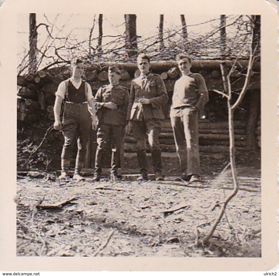 Foto Deutsche Soldaten Vor Getarnter Holzhütte Im Wald - 2. WK - 5,5*5,5cm (37189) - Krieg, Militär