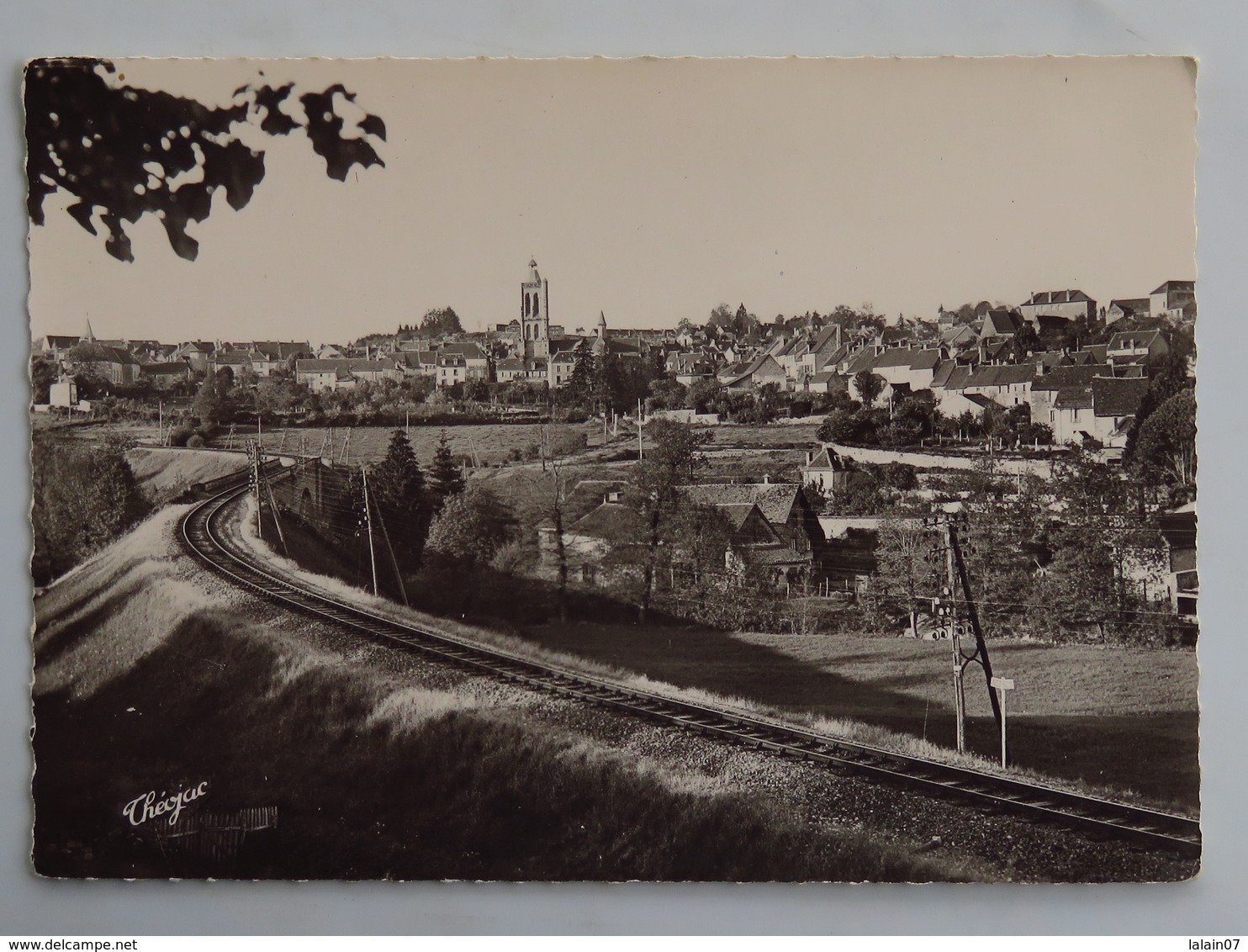 C.P.A. : 23 FELLETIN : Eglise Du Moutier, Voie De Chemin De Fer - Felletin