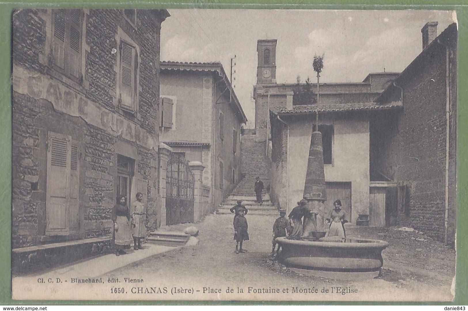 CPA - ISÈRE - CHANAS - PLACE DE LA FONTAINE ET MONTÉE DE ÉGLISE - Animation, Commerce (café) - Cliché C.D. - Blanchard - Chanas