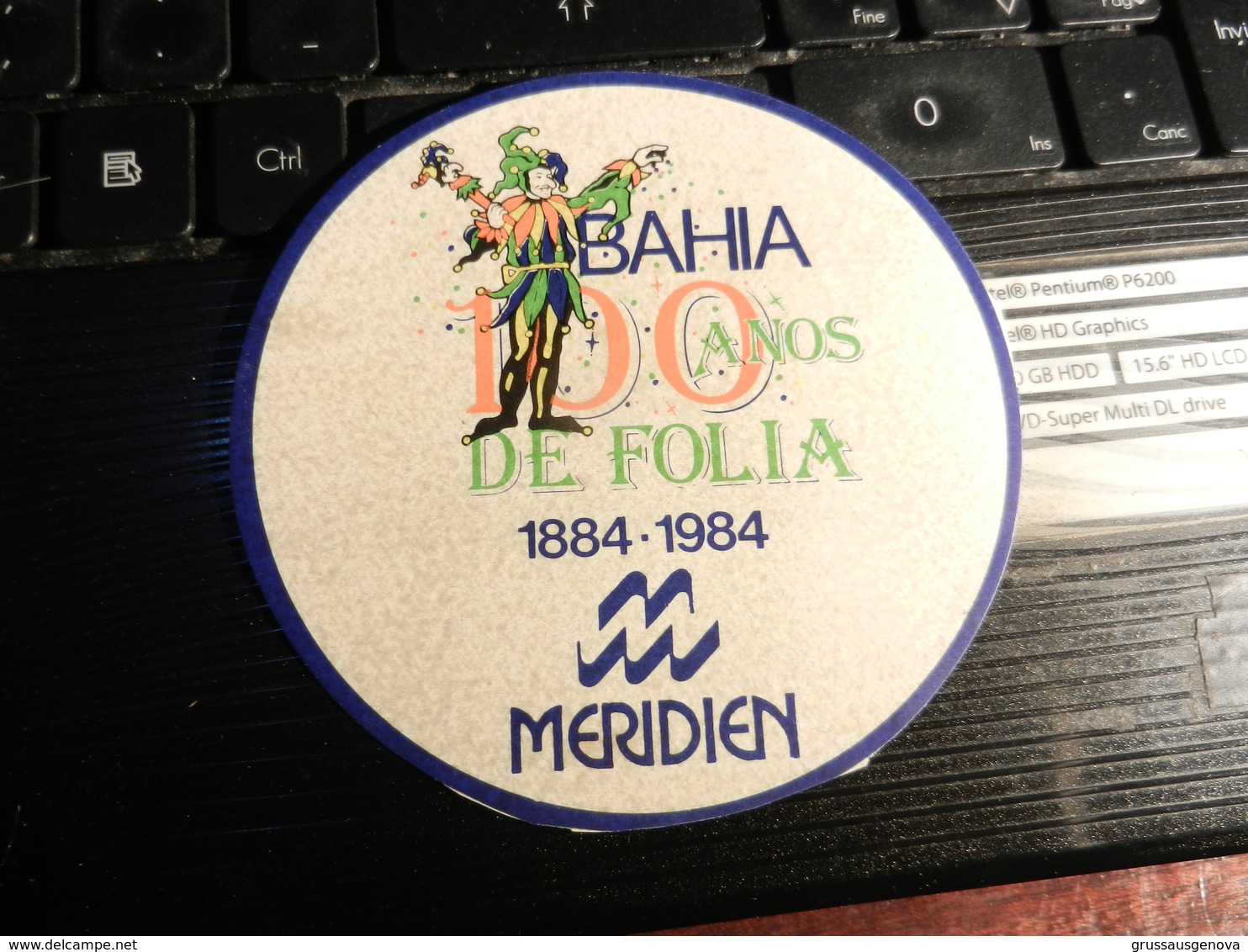 19523) ADESIVO BAHIA 100 ANOS DE FOLIA MERIDIEN DIMENSIONI 9,5  Cm DIAMETRO - Adesivi