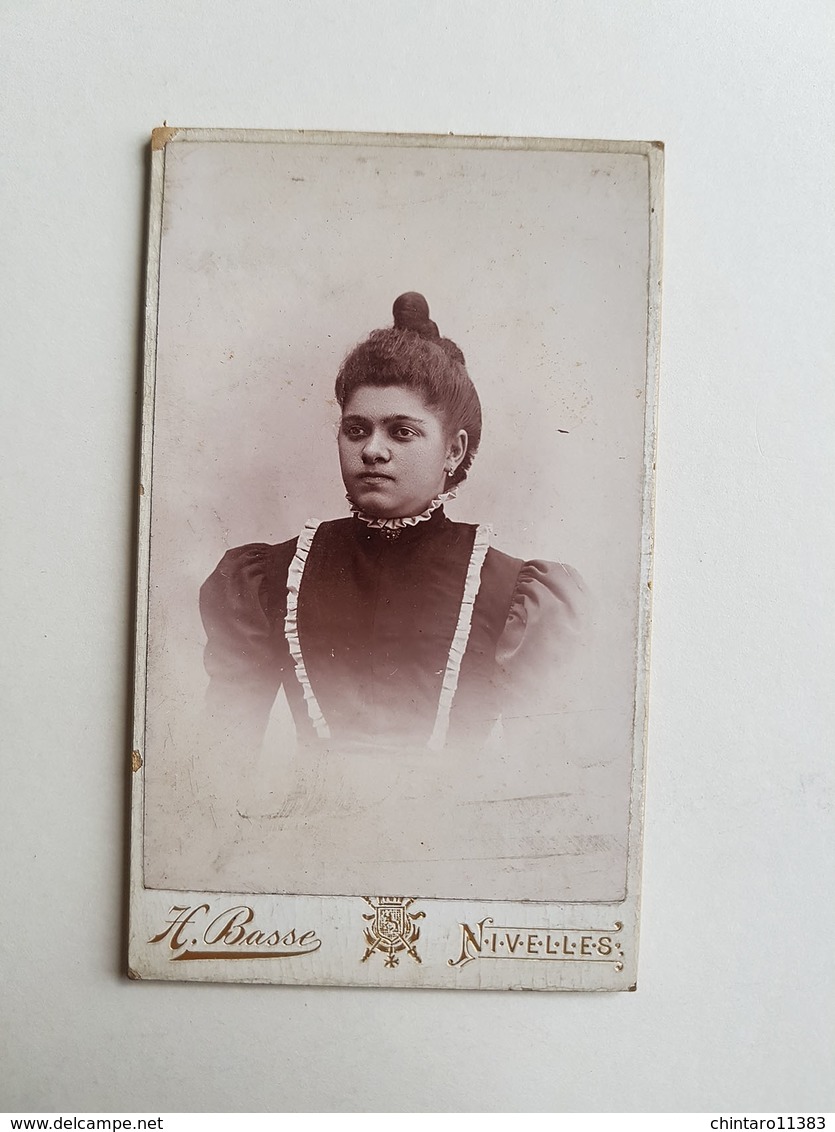 Ancienne Photo D'une Femme Par H. Basse - Nivelles (Belgique) - 10,5x6,5cm - Portrait/Dame/Madame - Anciennes (Av. 1900)