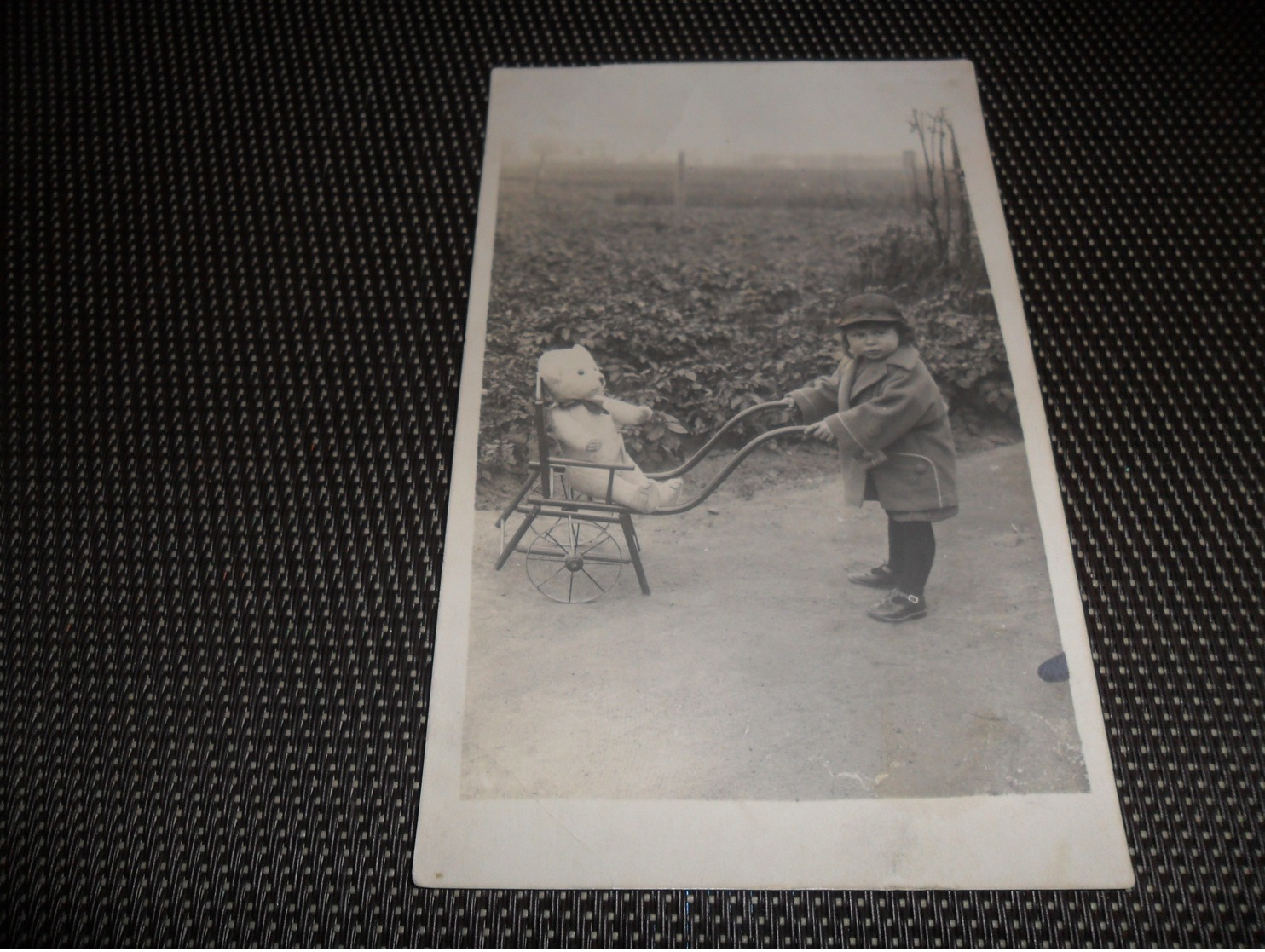 Onbekend  Te Identifieren  à Identifier  Fotokaart  Carte Photo -  Enfant   Teddy Bear  Ours  Charette D' Enfant  1923 - A Identifier