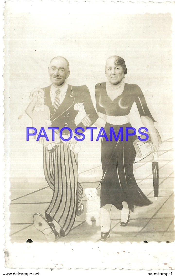 102196 REAL PHOTO FUN PARQUE PARQUE DE DIVERSION COUPLE AND BABY WITH DOG CURTAIN TELON BREAK POSTAL POSTCARD - Fotografie