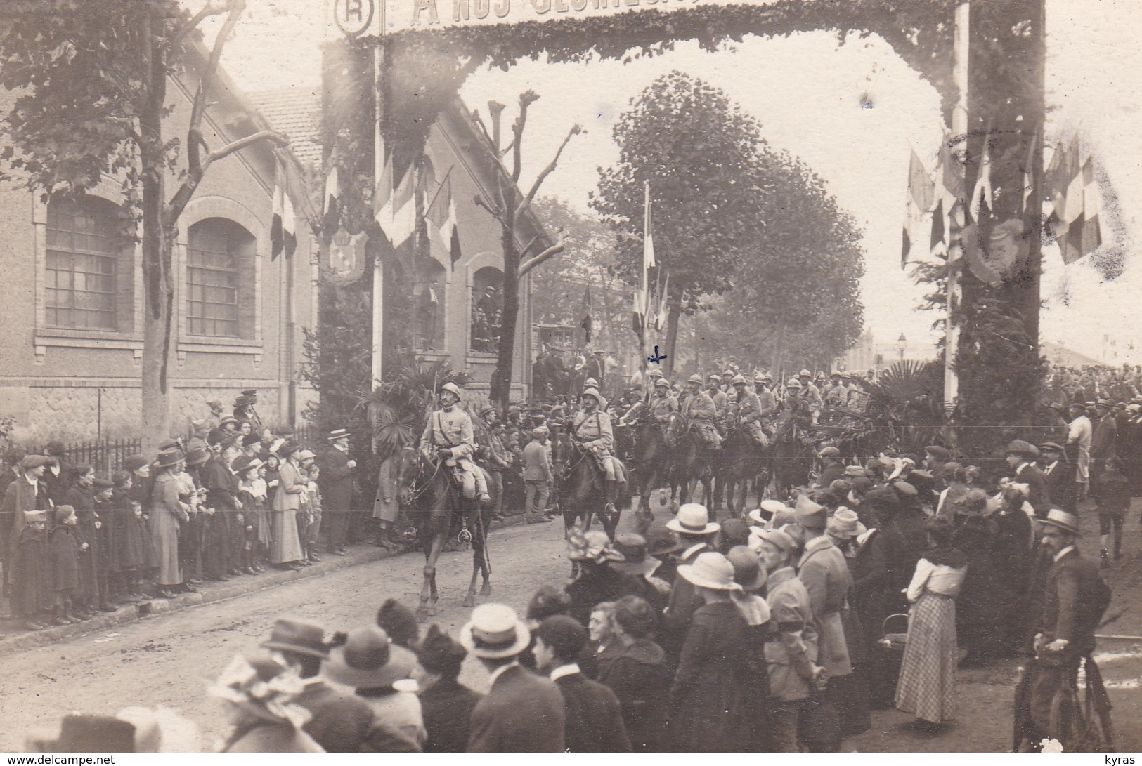 MILITARIA. CARTE PHOTO + Manuscrit Au Dos ".. Réception Triomphale En L' Honneur Des Héros Ebroiciens  à EVREUX" (27) - Weltkrieg 1914-18