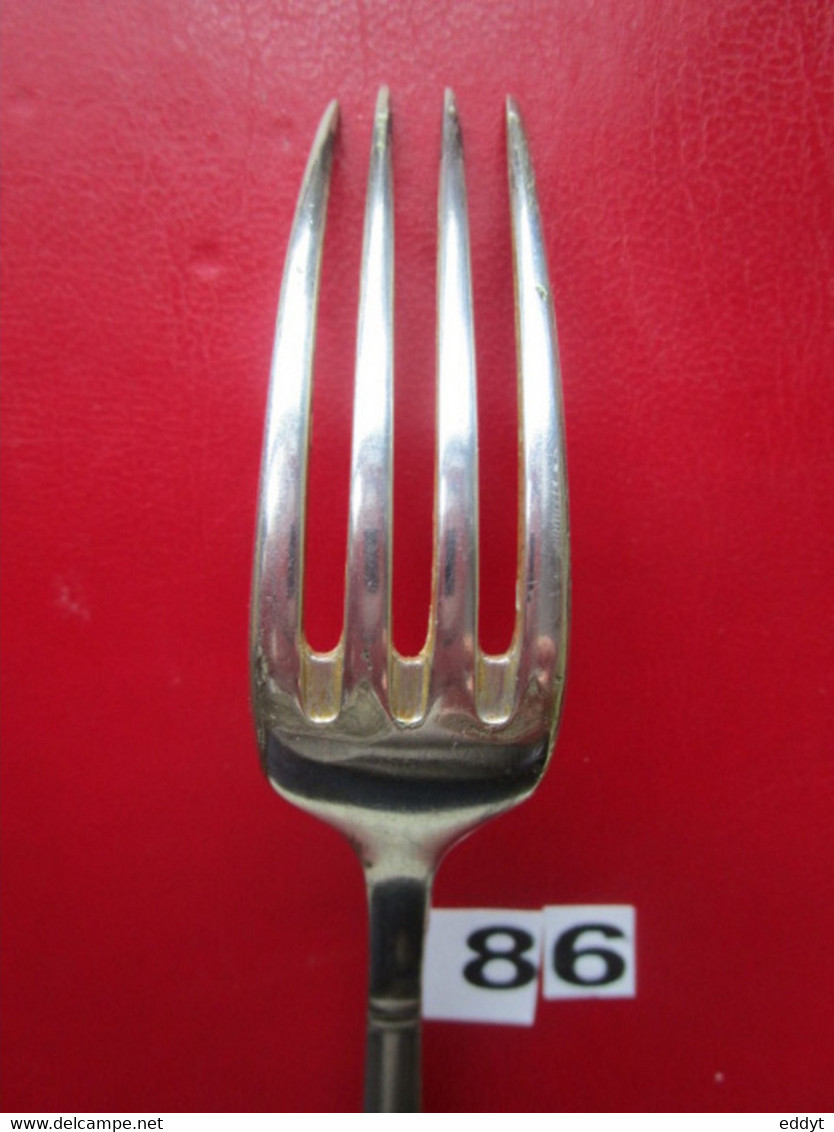 N° 86 - 1 Fourchette ARGENTE 2 Poinçons : 1°/GO-JB Et 2°/COQUILLAGE - Poids : 51 Gr - L. 19 Cm   - BE - - Silverware