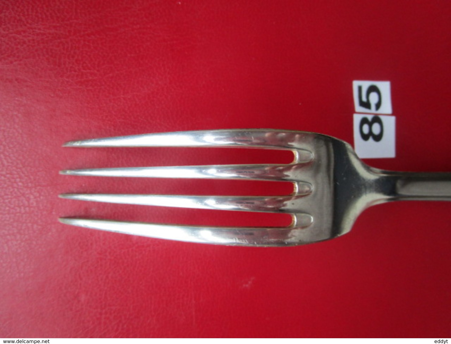 N° 85 - 1 Fourchette ARGENTE - 2 Poinçons : 1°/84gr - 2°/CROIX - Poids : 71 Gr - L. 21 Cm - Silverware