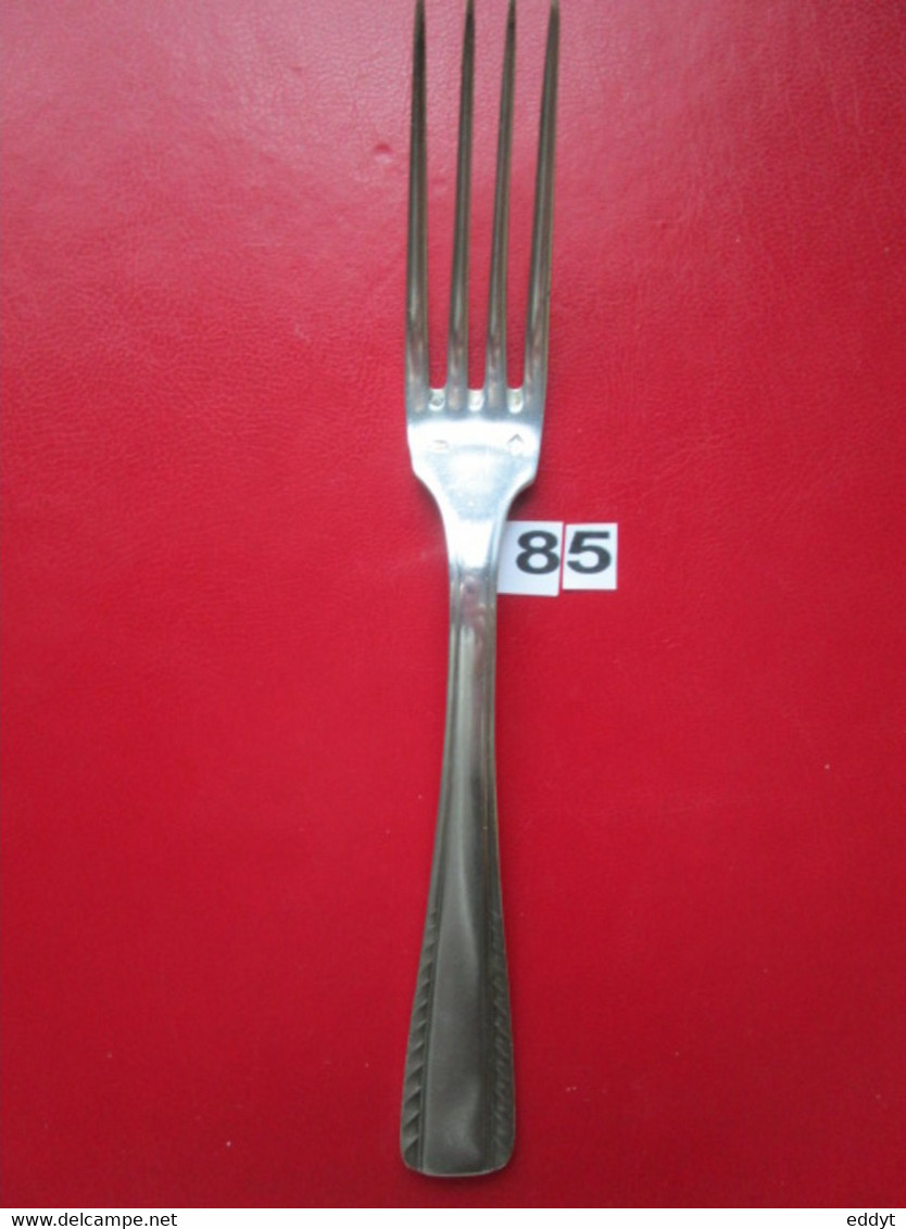 N° 85 - 1 Fourchette ARGENTE - 2 Poinçons : 1/84gr - 2/CROIX - Poids : 71 Gr - L. 21 Cm  - BE - - Silverware