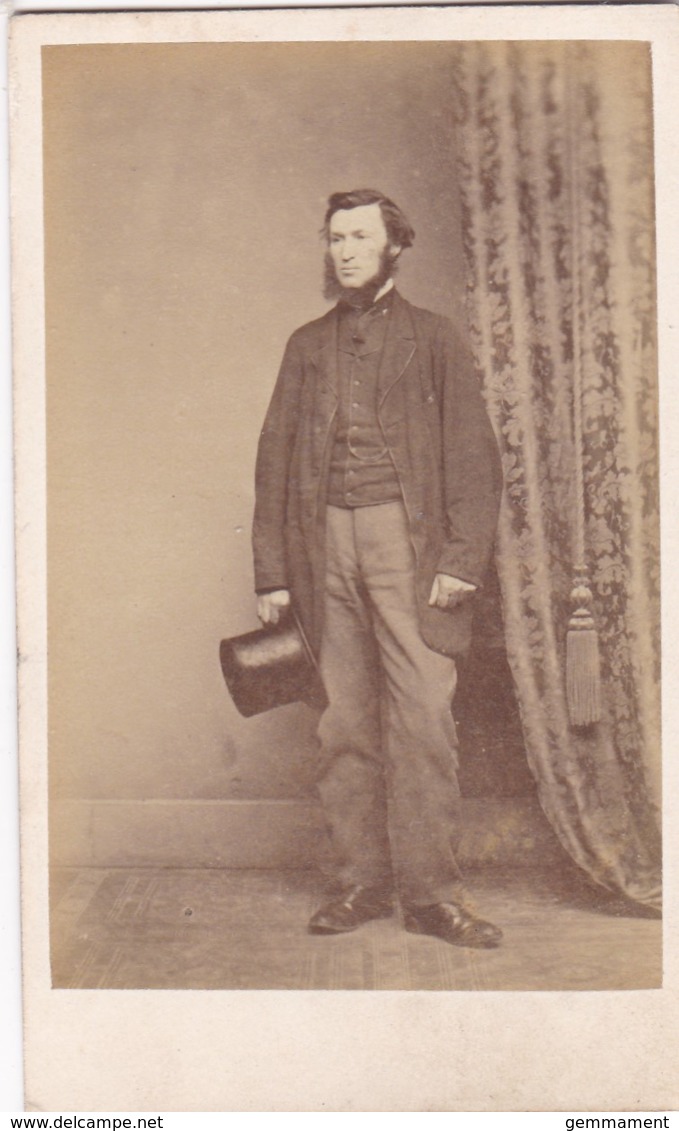 ANTIQUE CDV PHOTO - STANDING BEARDED MAN.  TOP HAT. DUNFRIES  STUDIO - Old (before 1900)