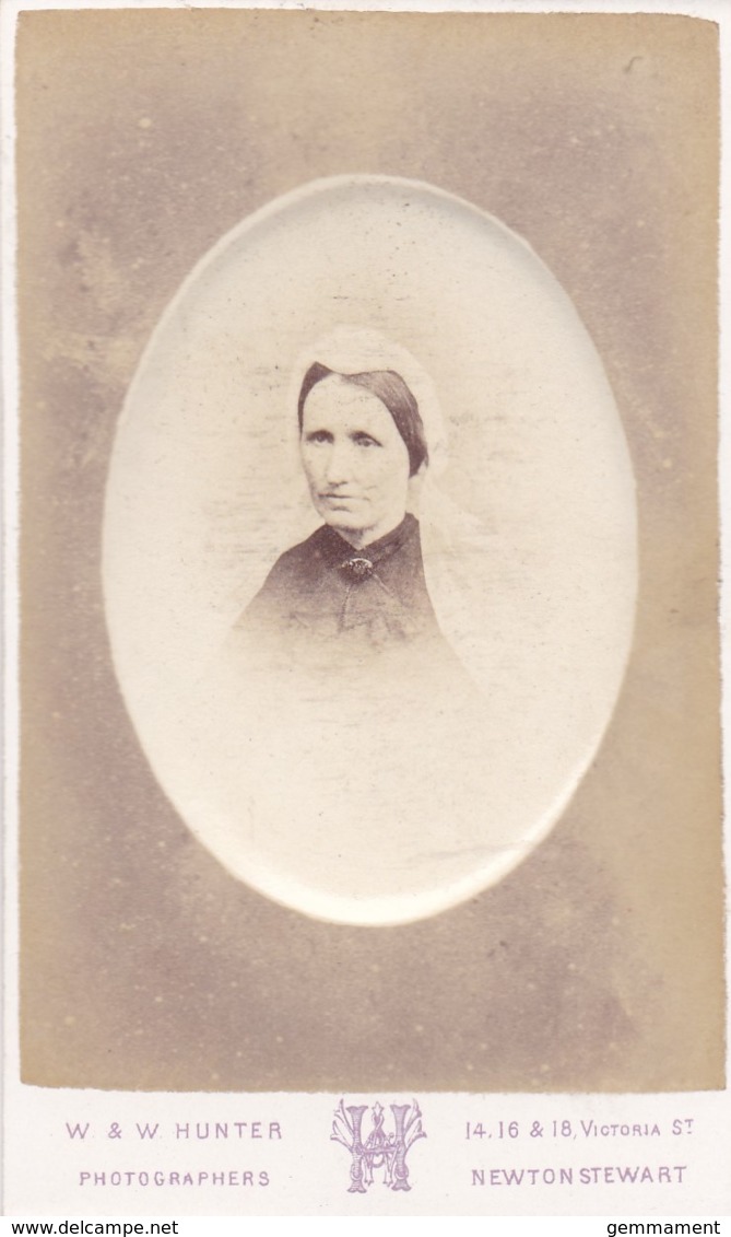 ANTIQUE CDV PHOTO - LADY WITH HEAD  COVERING. NEWTON STEWART STUDIO - Old (before 1900)