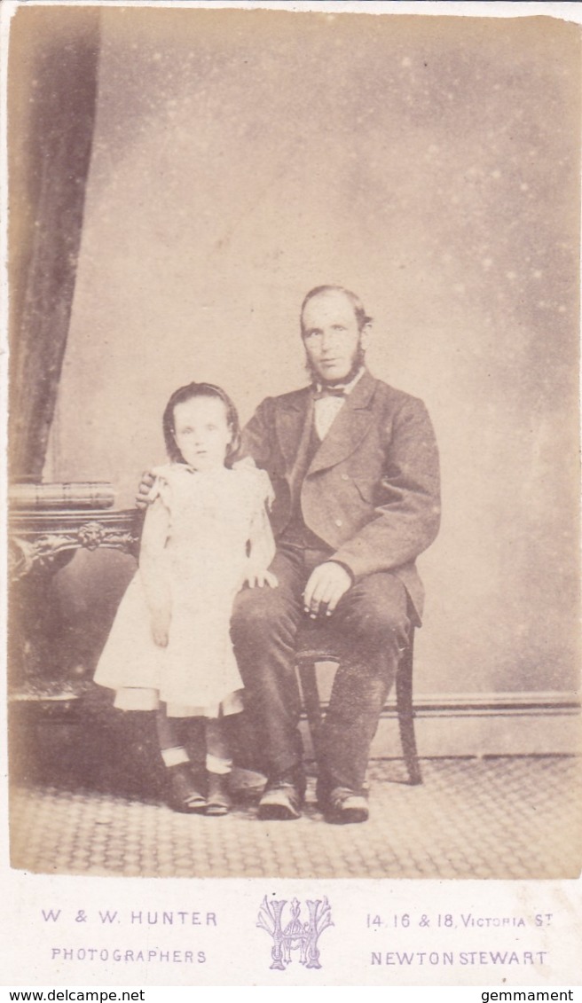 ANTIQUE CDV PHOTO - FATHER @ DAUGHTER .  NEWTON STEWART STUDIO - Alte (vor 1900)