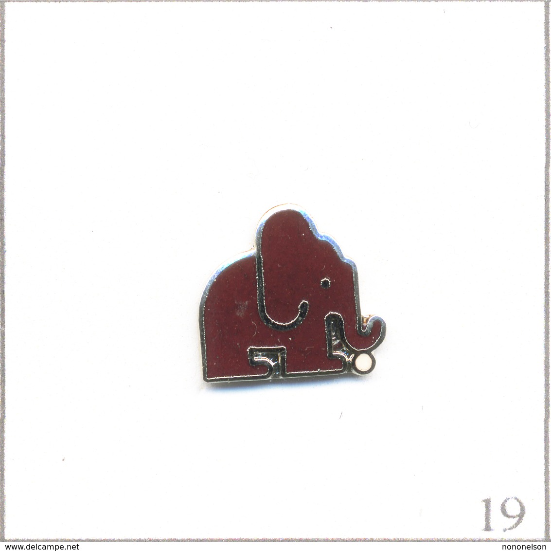 Pin's Animaux - Eléphant Avec Un Ballon. Non Estampillé. EGF. T618-19 - Animaux