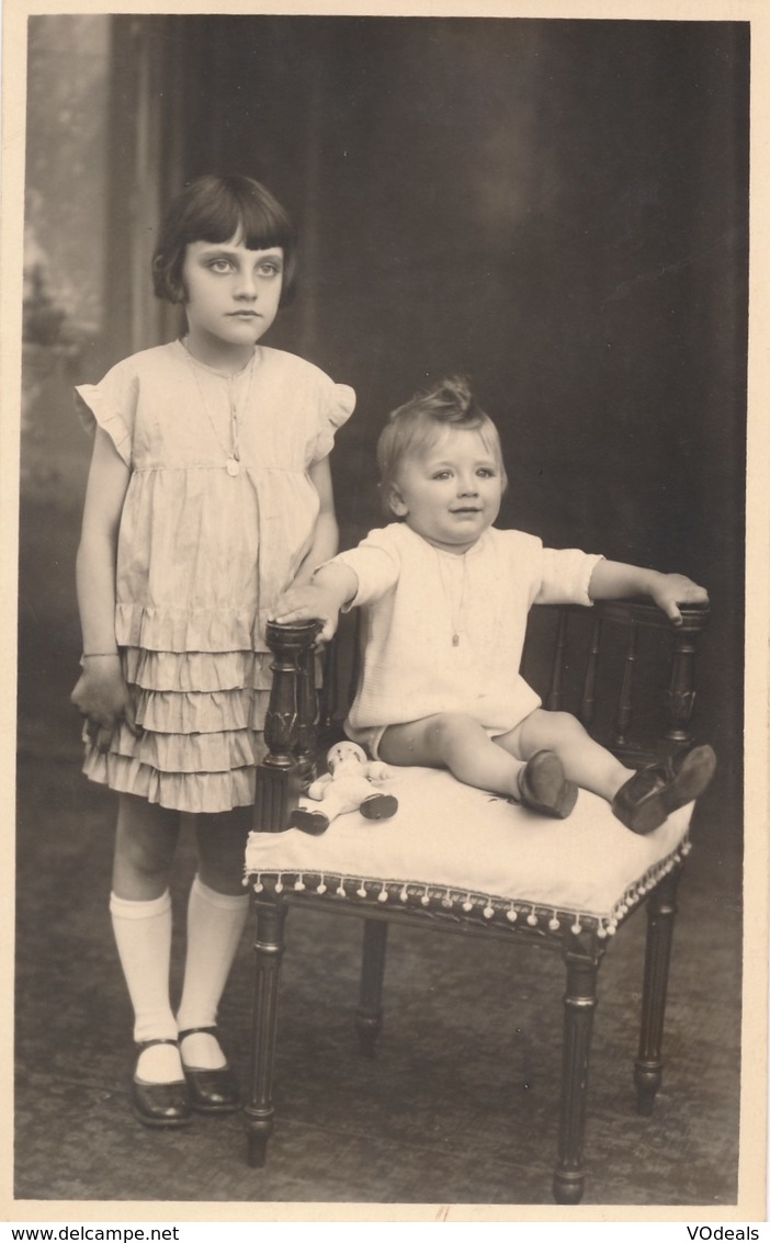 Thèmes - Photographie - Portrait D'enfants - Garçon - Fille - Photo - Personnes Anonymes