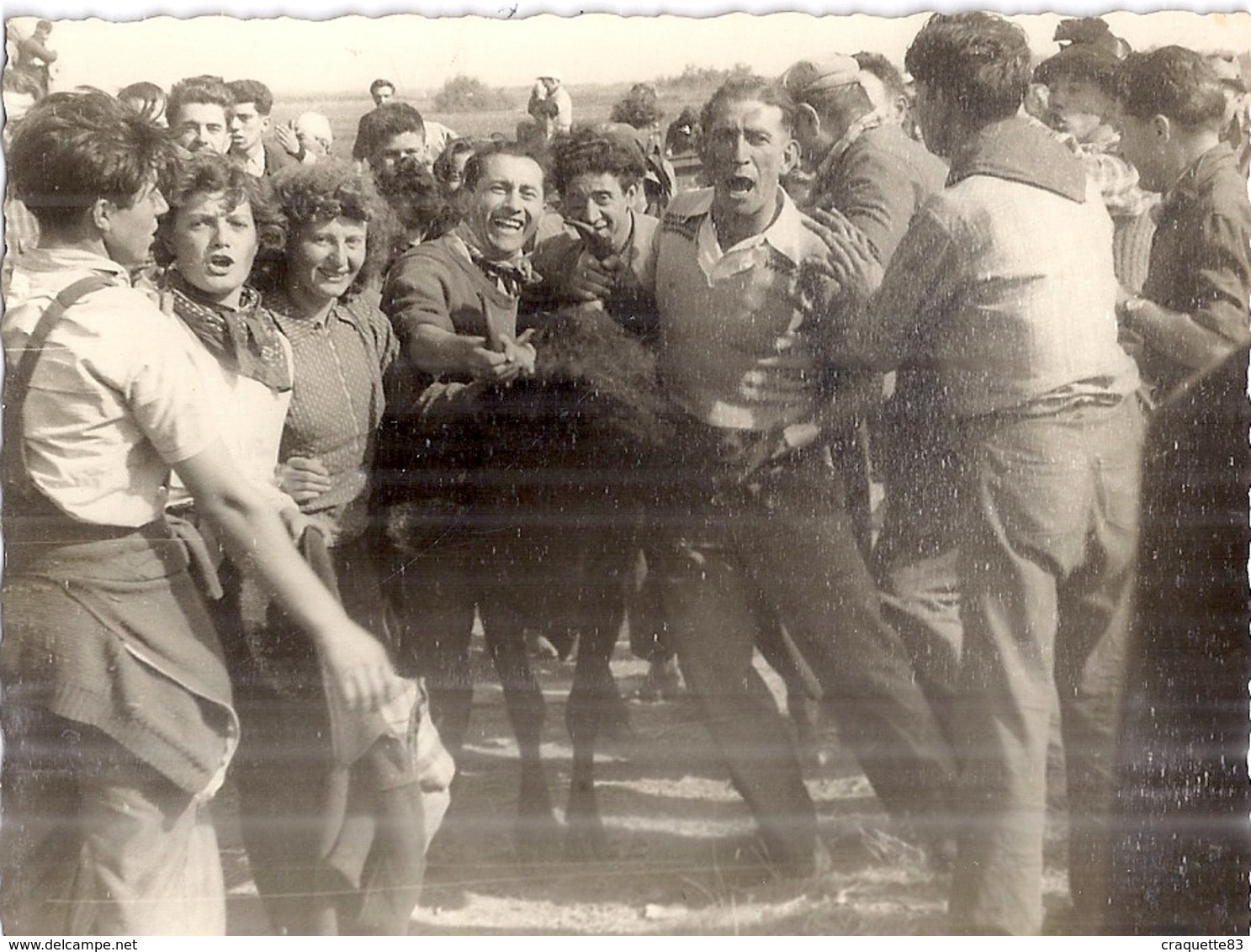 EN CAMARGUE ?  JEUNES GENS ENTOURENT UNE VACHETTE  8 OCTOBRE 1953 AU GRES ? - Lieux