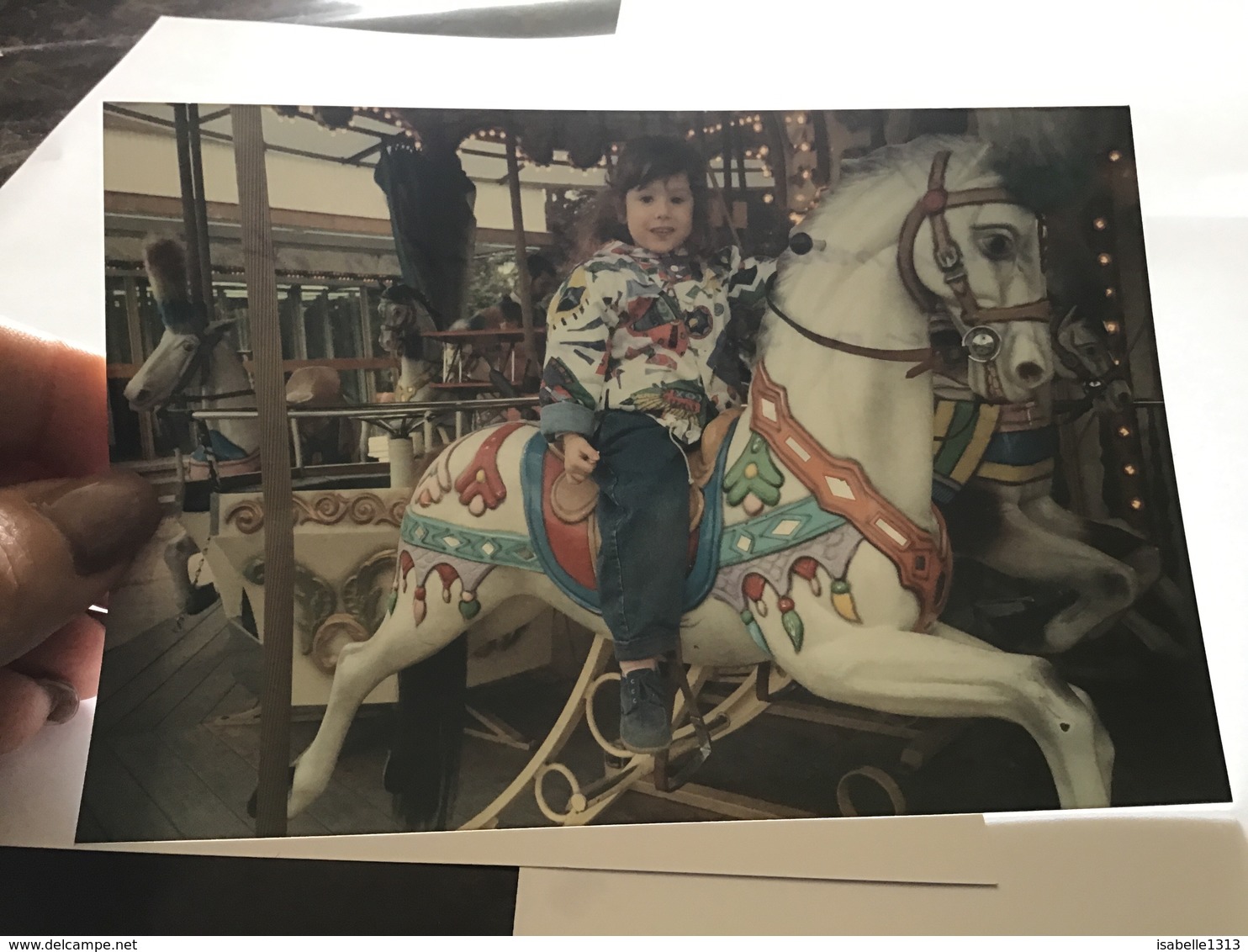 De Couleur Enfants Sur Cheval Sur Un Manège Caroussel 1993 - Personnes Anonymes