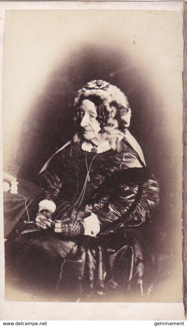 ANTIQUE CDV PHOTO. SEATED OLD LADY. MANCHESTER STUDIO. - Old (before 1900)