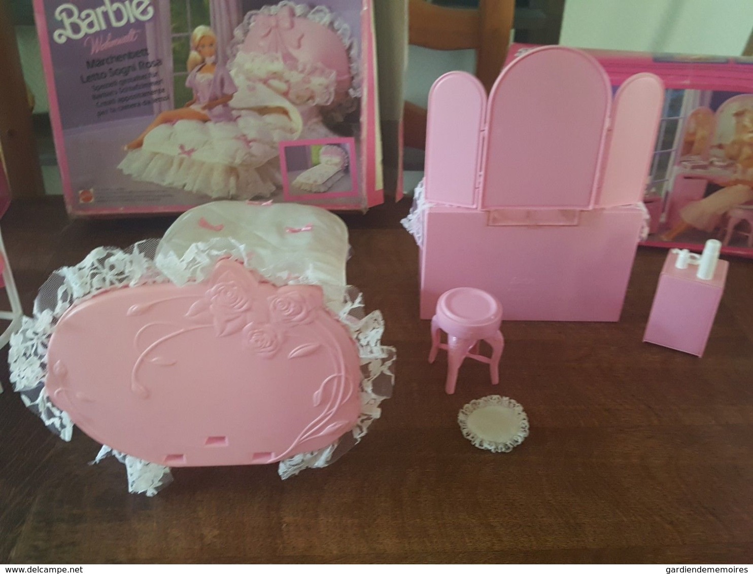 4 Boites Barbie Lave Vaisselle, Lit, Coiffeuse, Armoire + Salon de coiffure