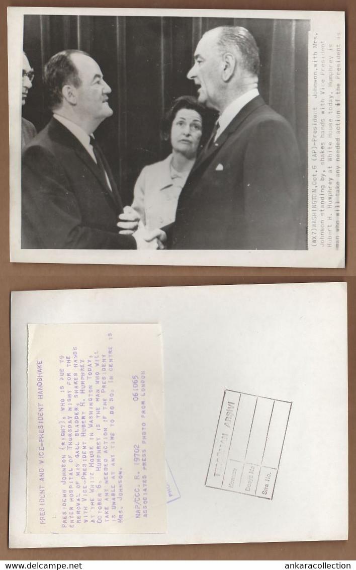 AC - PRESIDENT LYNDON JOHNSON MRS JOHNSON WITH VICE PRESIDENT HUBERT H HUMPHREY PRESS PHOTO - Präsidenten