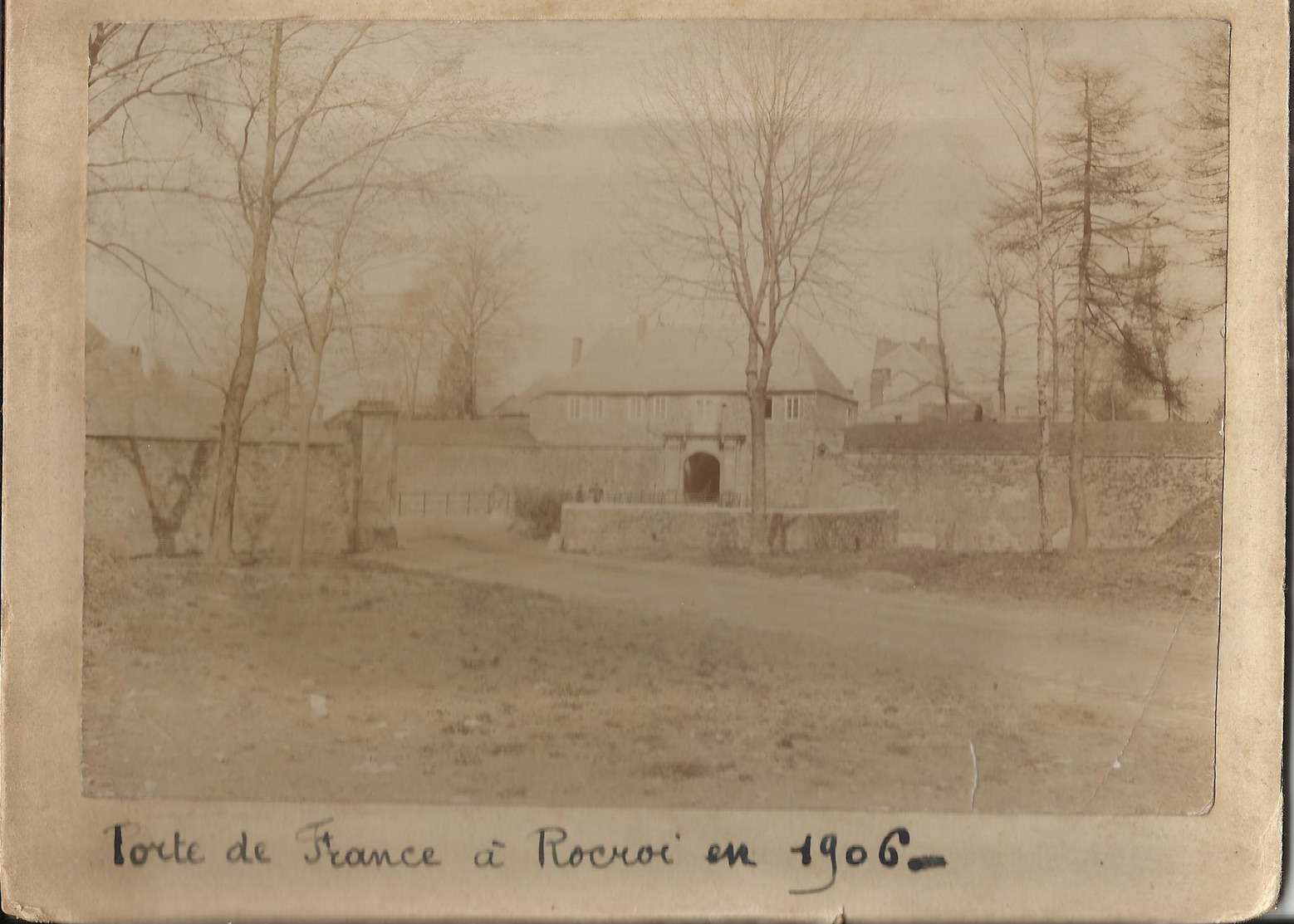 ROCROI (Ardennes) Porte De France 1906 (photo 10.5 X 15.5 Cm Sur Carton 14x18 Cm) - Plaatsen