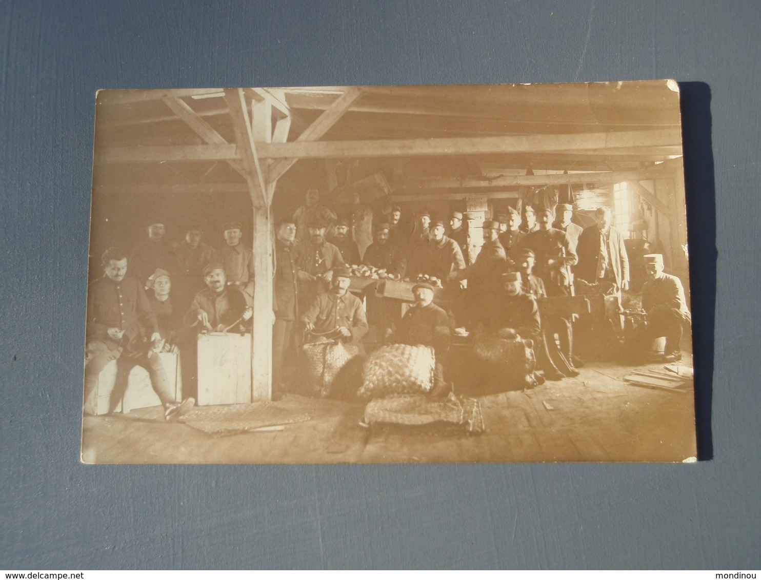 Cpa Groupe De Soldats - Prisonniers ? Dans Un Atelier Avec Soldats Allemands, Chat. - Guerre 1914-18