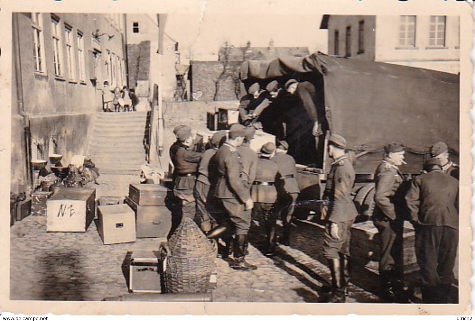 Foto Deutsche Soldaten Und LKW - Verladung Der Schreibstube - Kinder - 2. WK - 8*5,5cm (37299) - Krieg, Militär