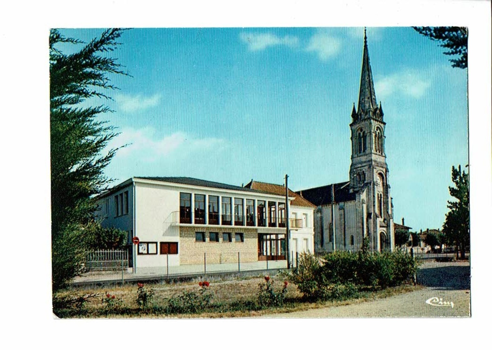 33  CP  LE HAILLAN  L'église Et Le Foyer Culturel  2409 - Other & Unclassified