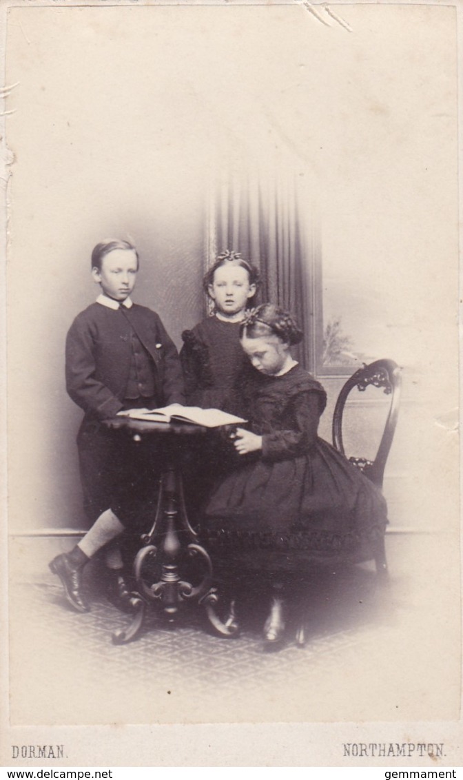 ANTIQUE CDV PHOTO -3 SMALL CHILDREN. OPEN BOOK . NORTHAMTON STUDIO - Old (before 1900)