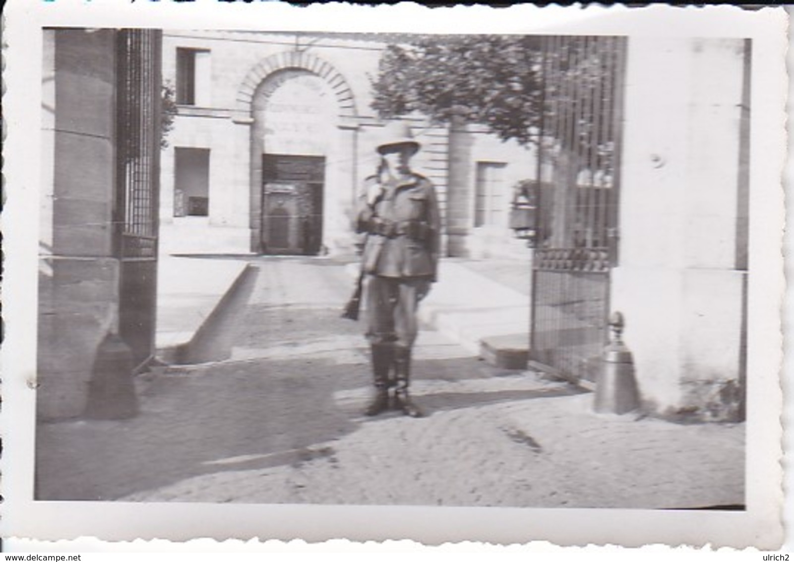 Foto Deutscher Soldat . Posten Im Tropenhelm In Bordeaux - 2. WK - 8*5,5cm (37339) - Krieg, Militär