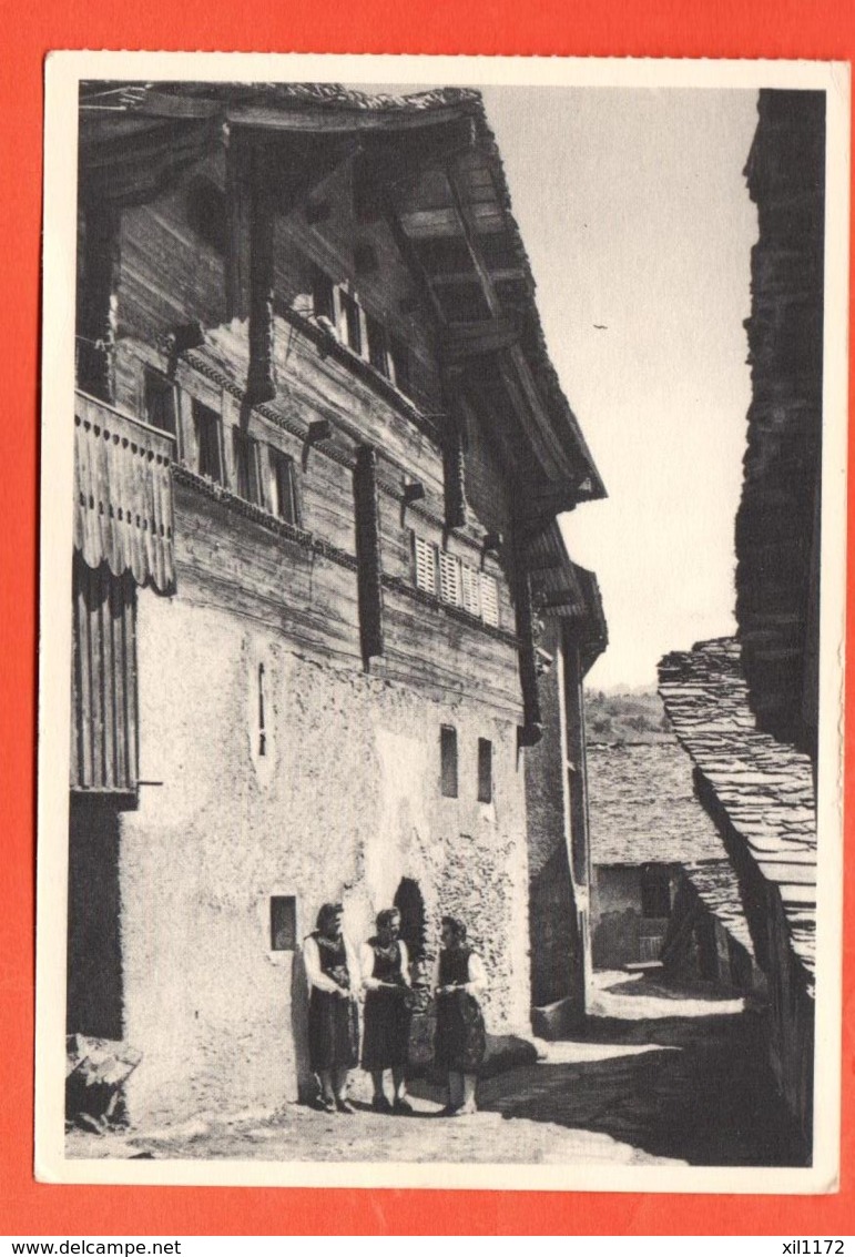 FKF-31  Lens  Jeunes Femmes En Costume Devant Une Maison Villageoise. Non Circulé. Grand Format. Marvin Swiss Watches - Lens