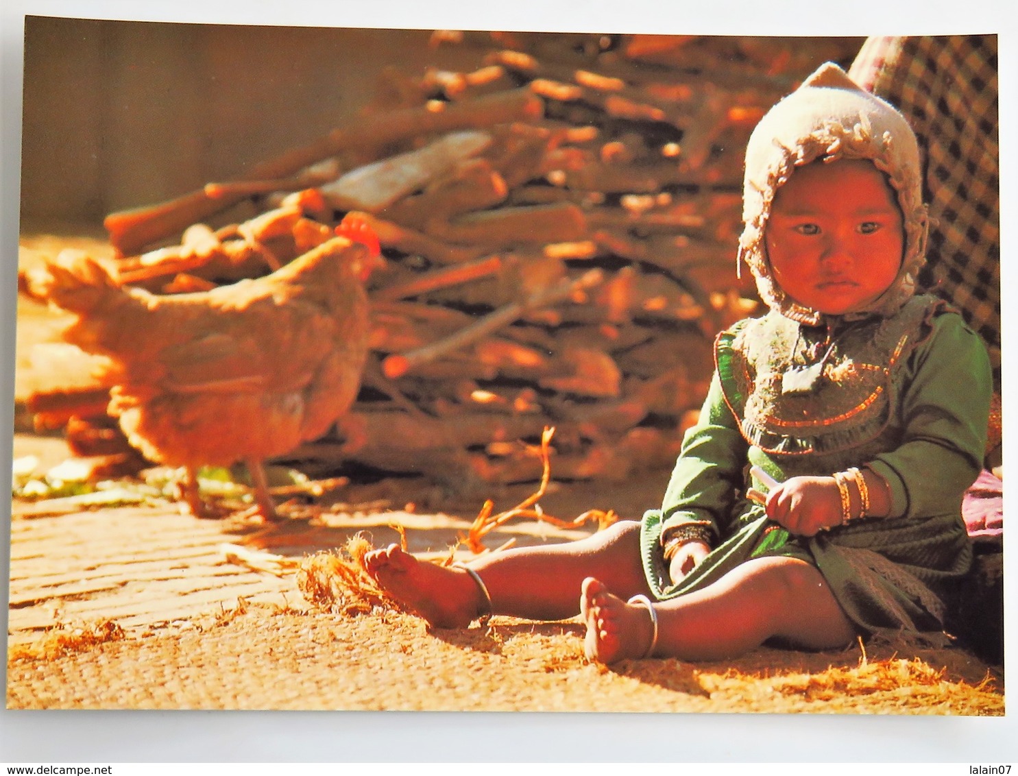 Carte Postale : NEPAL : Lumière D'un Matin Dans La Campagne De BHADGAON, Enfant Et 2 Poules, Photo Raymond FAU - Népal