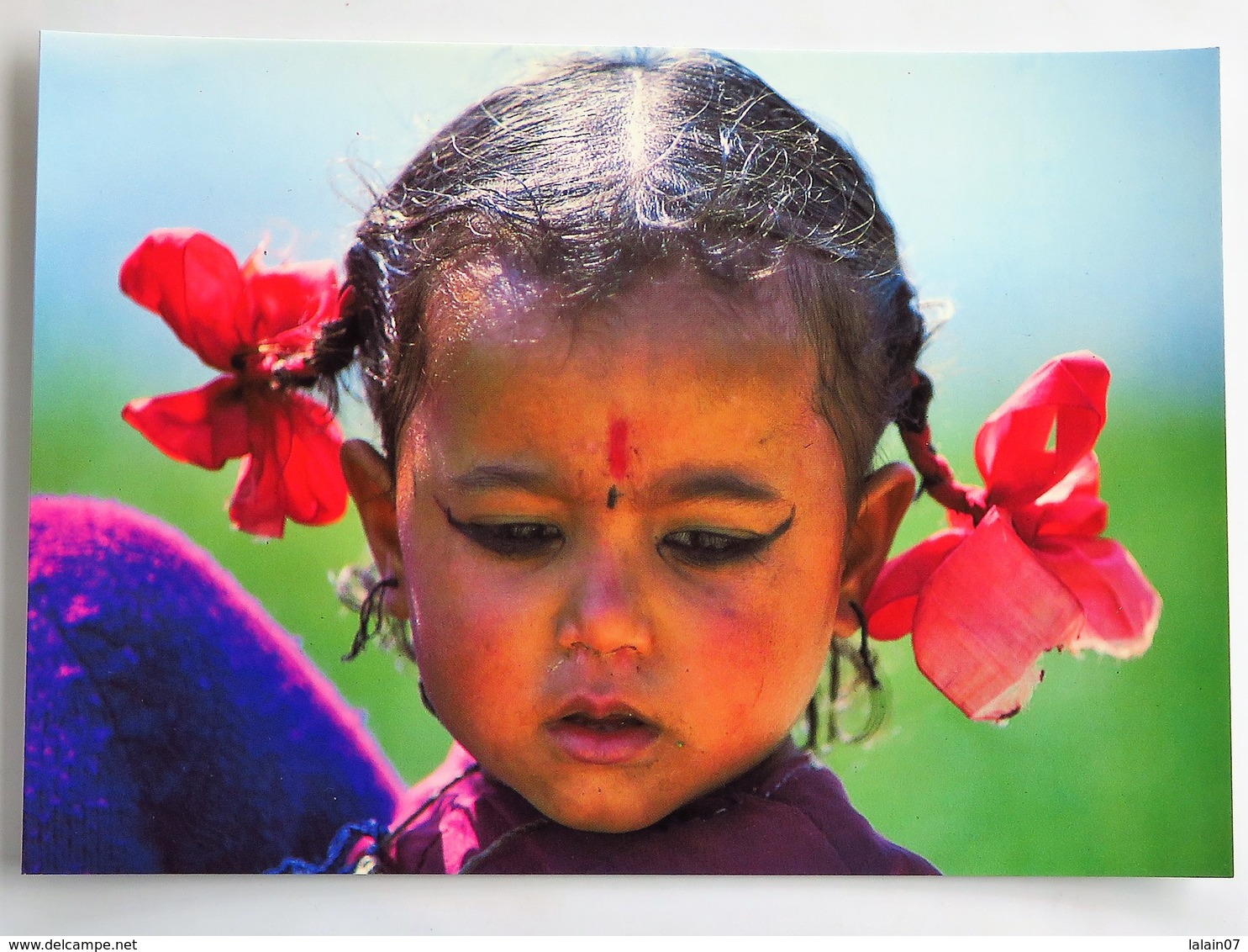Carte Postale : NEPAL : DIMLA, Dans Les Bras De Sa Maman Aveugle Route De PANAUTI, Photo Raymond FAU - Népal