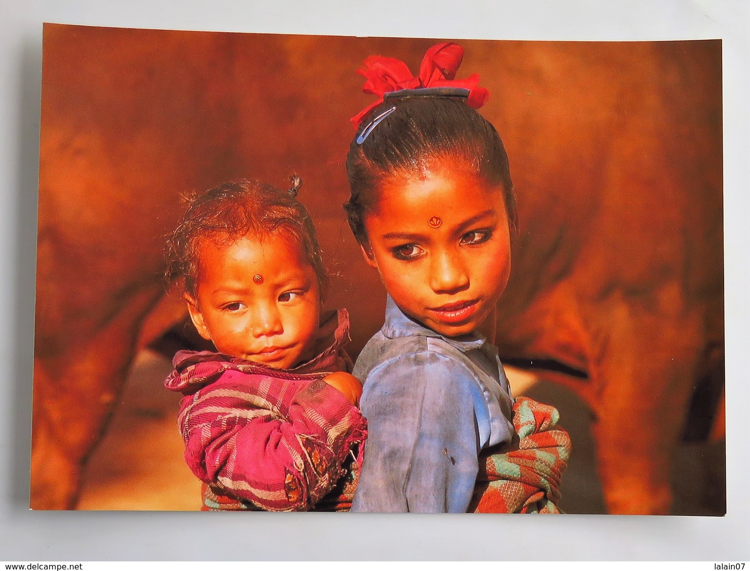 Carte Postale : NEPAL : Devant Le Temple De NYATAPOLA à BHAKTAPUR, Jeune Fille Et Enfant Sur Le Dos,Photo Raymond FAU - Népal