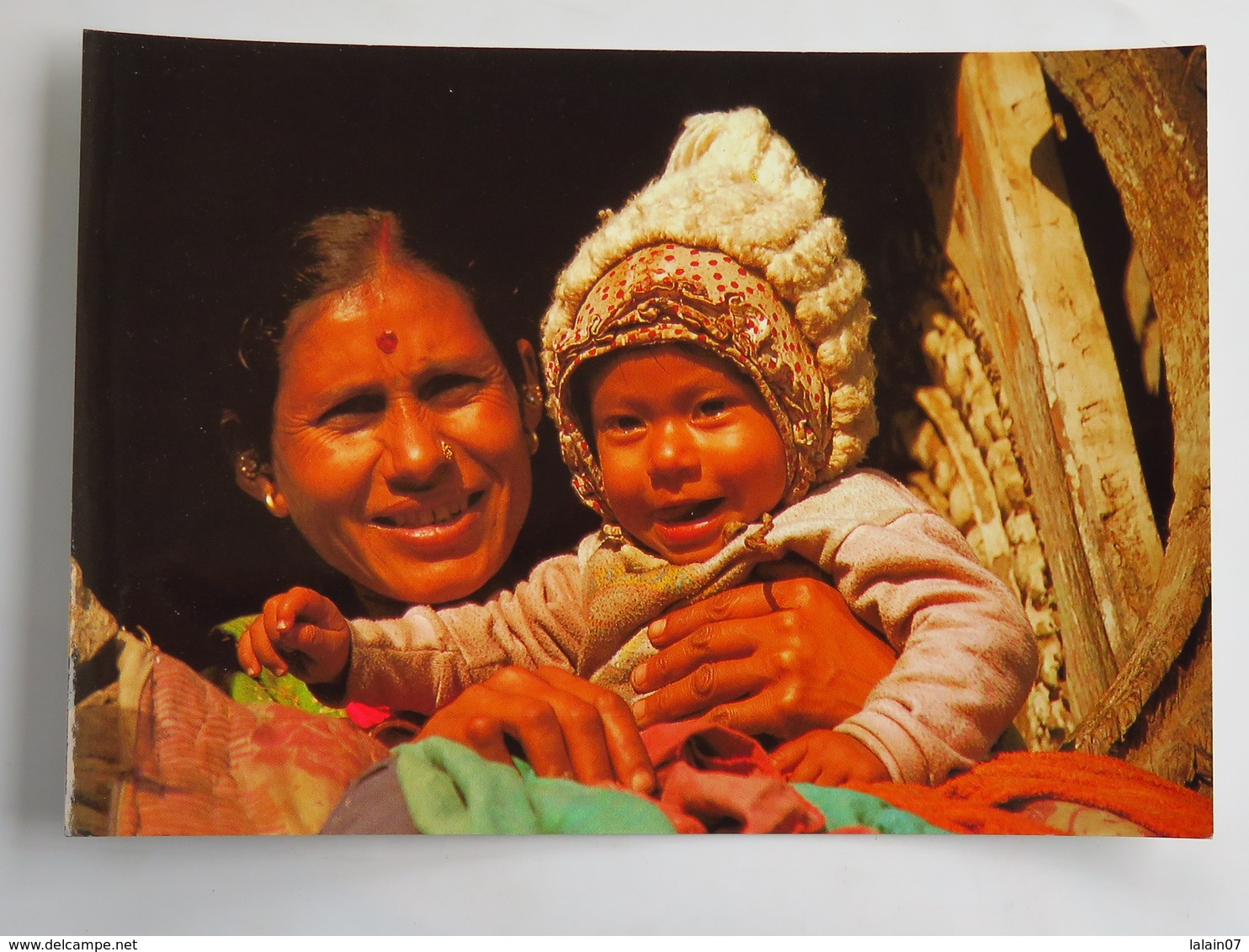 Carte Postale : NEPAL :  Femme Et Son Bébé Sur Les Rives De La Bagmati à KATHMANDU, Photo Raymond FAU - Népal