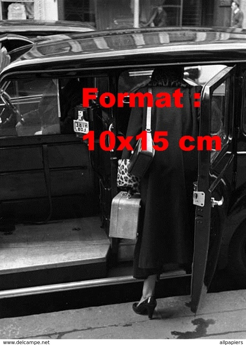 Reproduction D'une Photographie Ancienne D'une Femme De Dos Montant Dans Un Taxi Londonien En 1950 - Andere & Zonder Classificatie