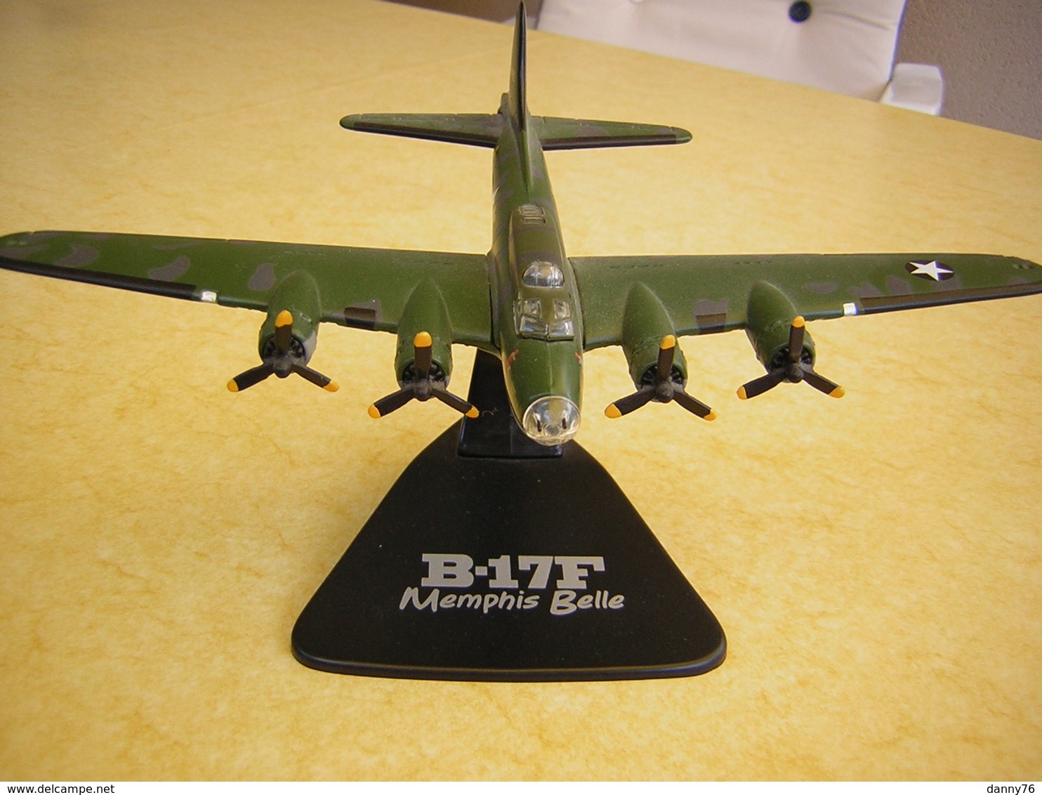 MAQUETTE  EN  METAL  DU B.17F "  MEMPHIS  BELLE  "  Sur Socle PLASTIQUE NOIR . - Avions & Hélicoptères
