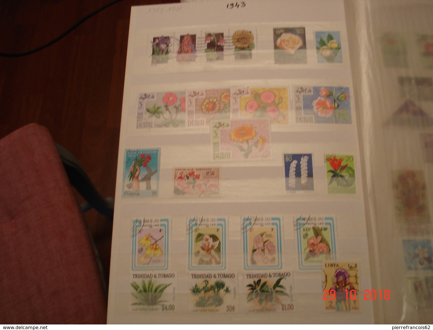 ALBUM CONTENANT BELLE COLLECTION DE TIMBRES SUR LES FLEURS DANS LE MONDE