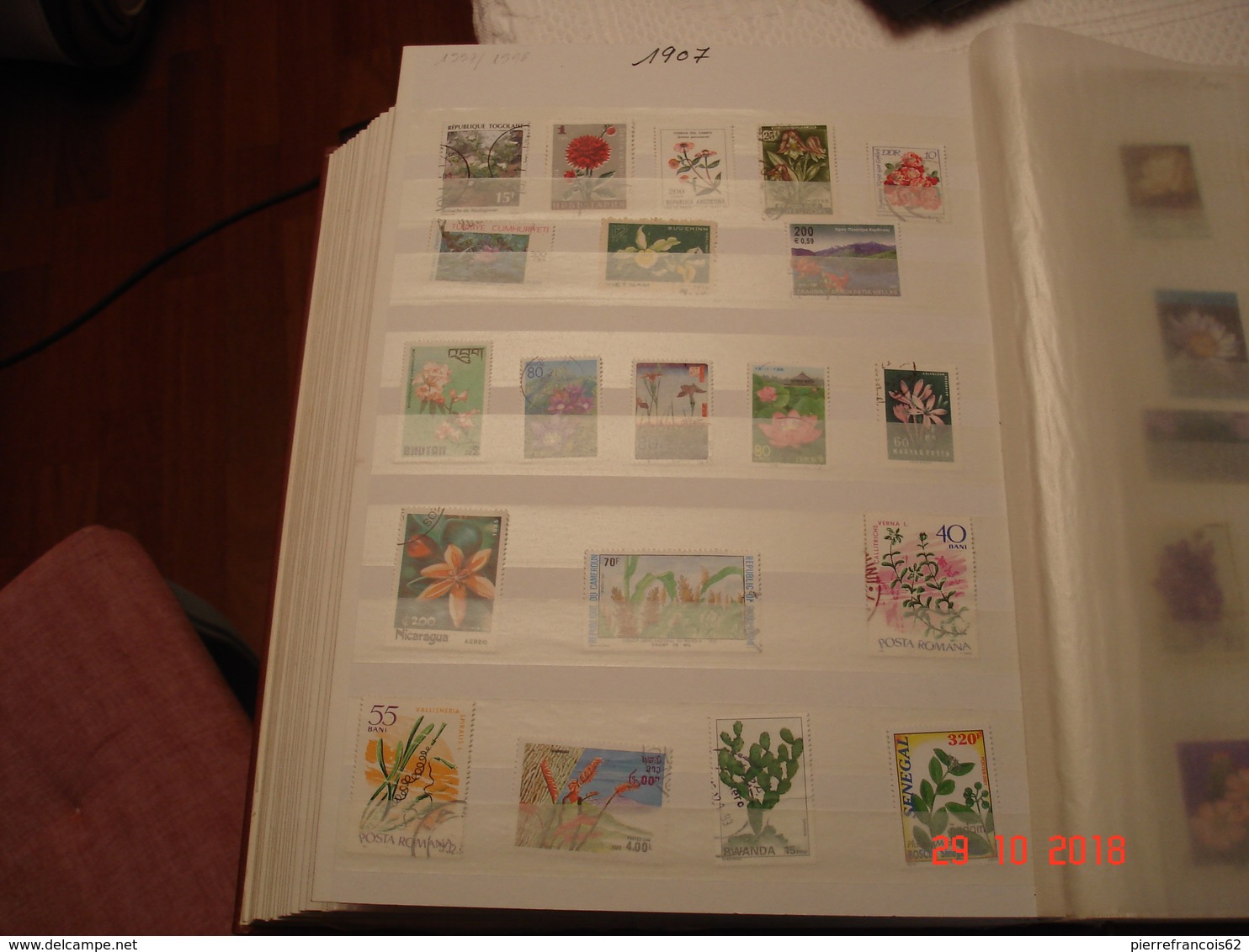 ALBUM CONTENANT BELLE COLLECTION DE TIMBRES SUR LES FLEURS DANS LE MONDE