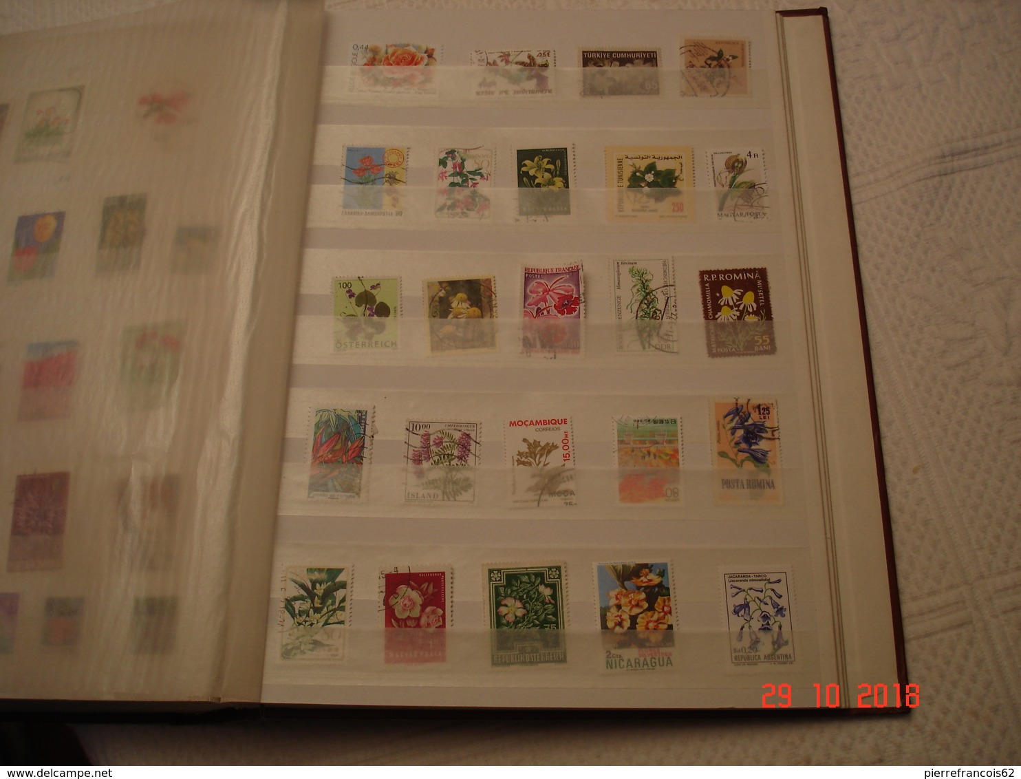 ALBUM CONTENANT BELLE COLLECTION DE TIMBRES SUR LES FLEURS DANS LE MONDE