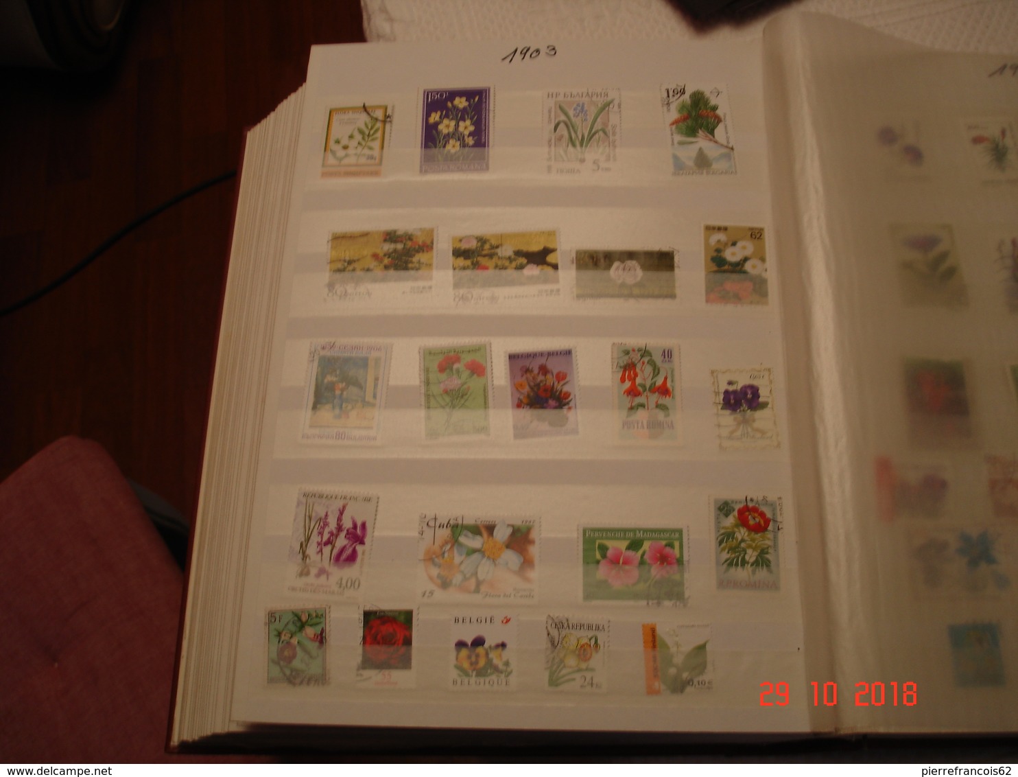 ALBUM CONTENANT BELLE COLLECTION DE TIMBRES SUR LES FLEURS DANS LE MONDE