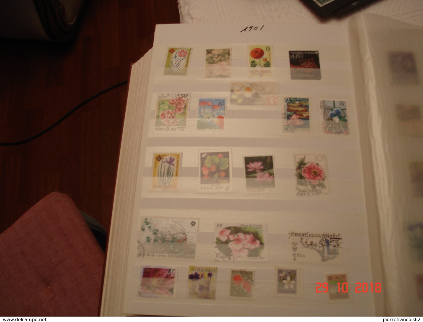 ALBUM CONTENANT BELLE COLLECTION DE TIMBRES SUR LES FLEURS DANS LE MONDE