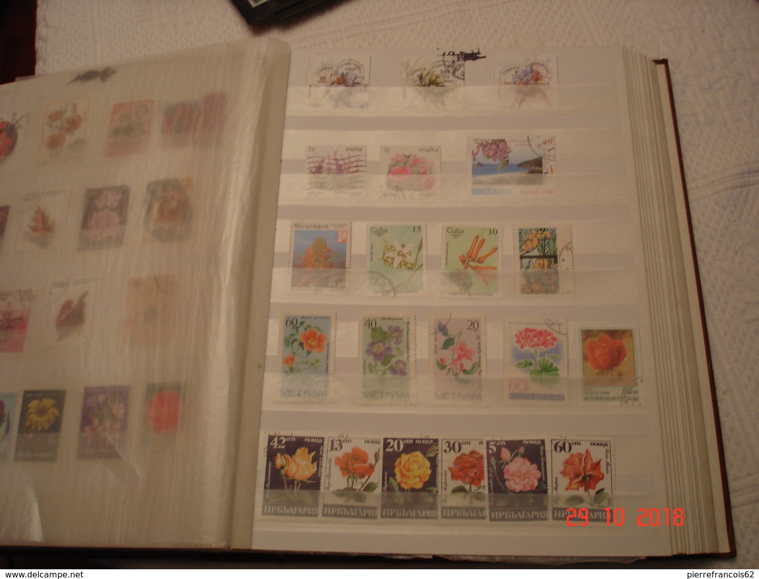 ALBUM CONTENANT BELLE COLLECTION DE TIMBRES SUR LES FLEURS DANS LE MONDE