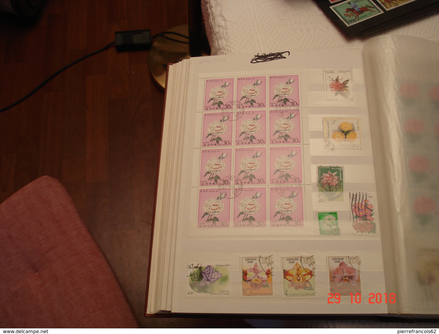 ALBUM CONTENANT BELLE COLLECTION DE TIMBRES SUR LES FLEURS DANS LE MONDE