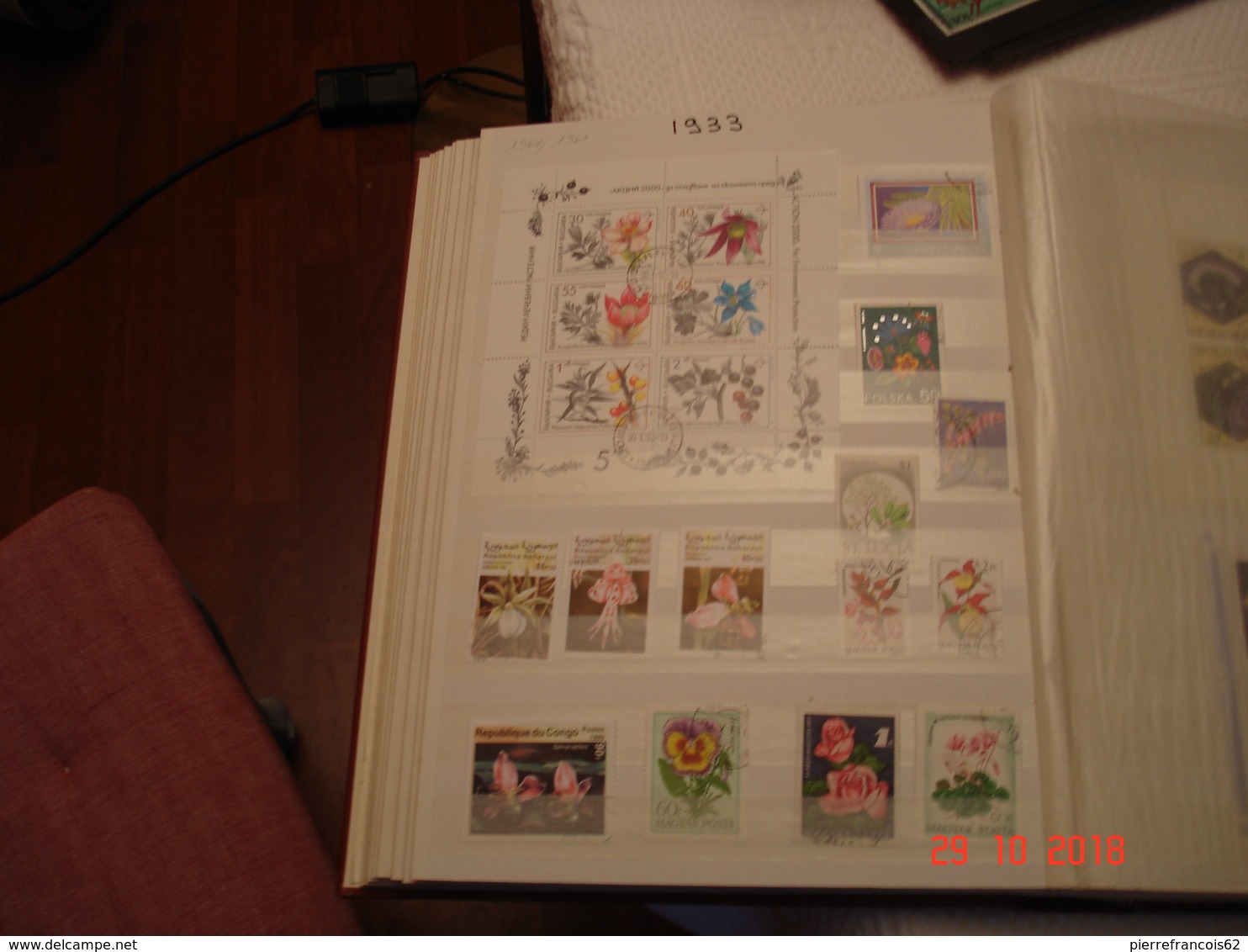 ALBUM CONTENANT BELLE COLLECTION DE TIMBRES SUR LES FLEURS DANS LE MONDE