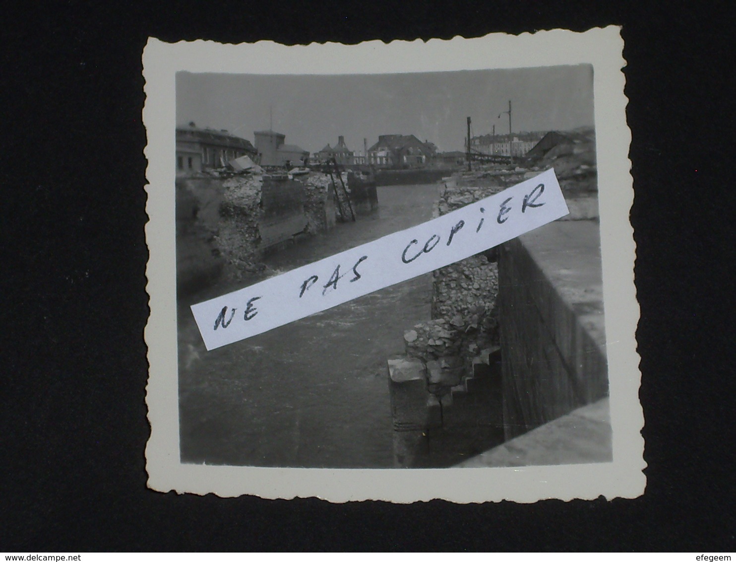 Authentique Photo Amateur Et Son Négatif Du Bombardement De Saint Malo En Août 1944. - Saint Malo